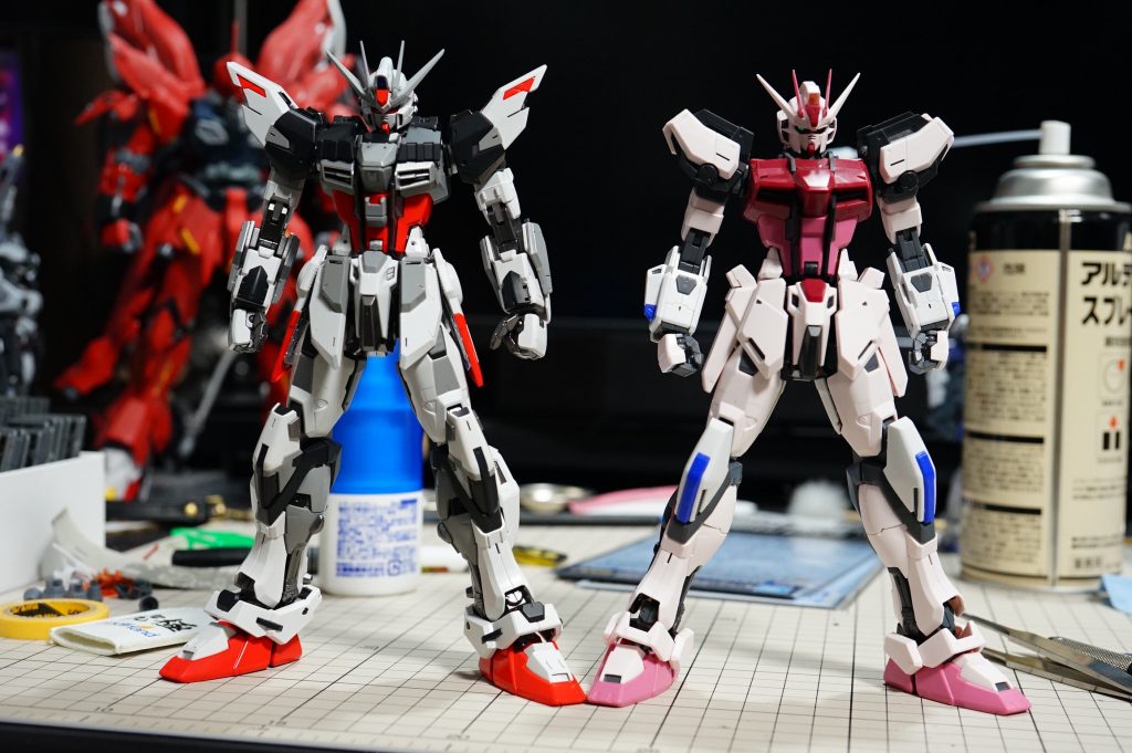 同じストライク系のルージュとの比較はこんな感じです。元々ビルドストライクの方が背が高いですが、さらに改造し等身と関節を強化しています。
こうすることで大型のバックパックを背負わせた際に仰け反ったり引きずったりしなくなります。