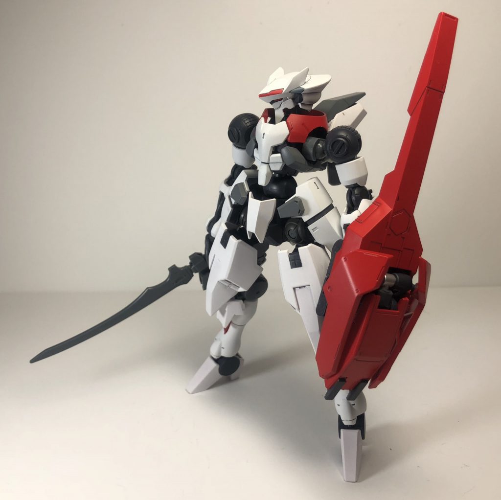 ーーーーーーーーーーーーーーーーーーーーーーーーーーーーー
ガデッサ・ノア-TYPE.2
近距離戦闘用ユニットを装備した形態。
肩周りのアーマーを排除、バックパックも小型化し、全体的な可動域を限界まで高めている。

右手には実体剣「スサノオブレード」、左手には複合兵装「フラウロス・インパクト」を装備している。（各種兵装の詳細については後述します。）
ーーーーーーーーーーーーーーーーーーーーーーーーーーーーー