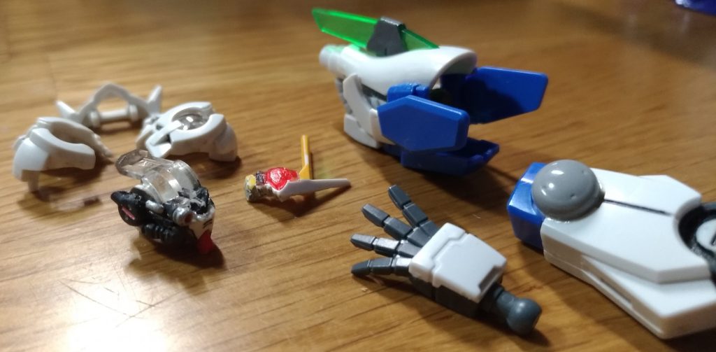 頭部、左腕の少し分解した画像