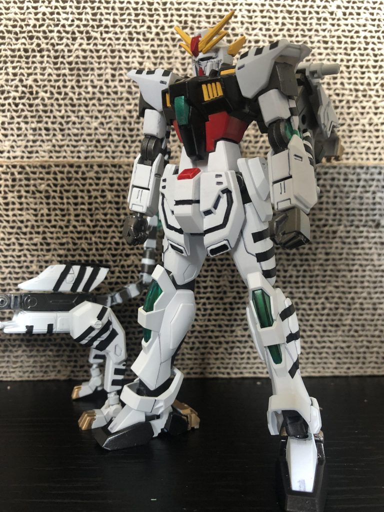 ガンダムシャイニングタイガー
シャイニングガンダムの改造機。高速戦闘用に極力軽量化され、武装もオミットされている。
背部ブースターで一気に間合いを詰め、拳法での接近戦を得意とする。
Gガン世代なものでシャイニング好きだったんですが、HGのは割とずんぐりむっくりで好みではなくて。
そこにシャイニングブレイクが発売され、シュッとした感じのが作れそう、と思ったのが始まりでした。