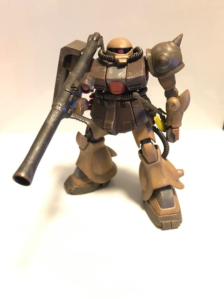 武器がマシンガンしかないので、余ったザクバズーカとヒートホークを追加してます。
動力パイプはアルミ線でねじねじしてやってます。