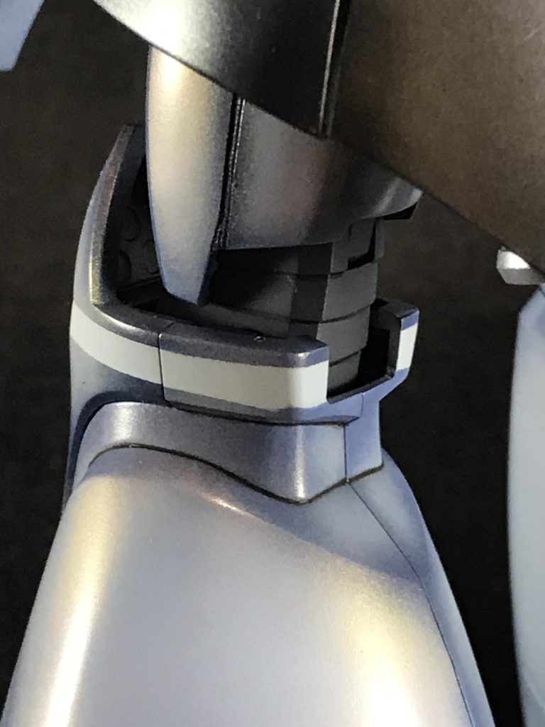 今回は合わせ目消しやヒケ処理は上手く仕上げられました。ABS樹脂が多用してあるので心配でした。

スジ彫りの精度はまだ後一歩精進の余地ありです。