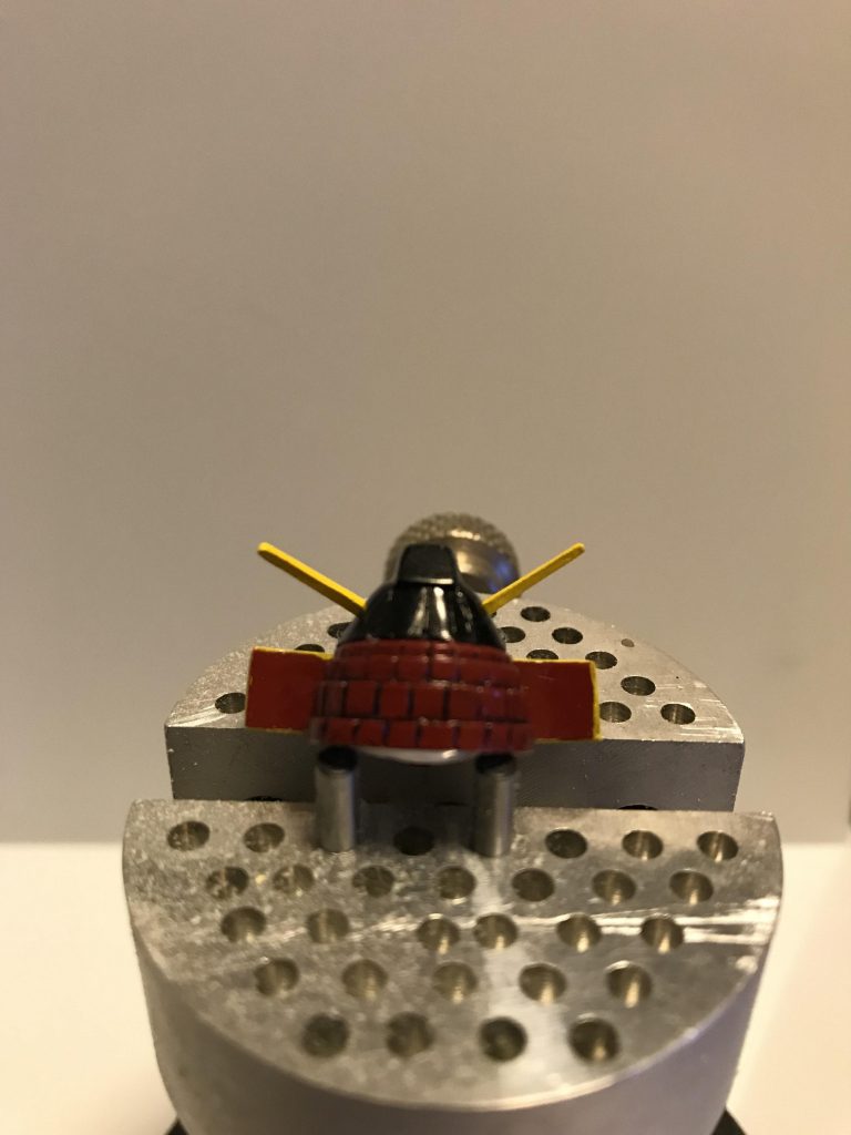 プラ板で曲げたり、癖をつけて作りました。