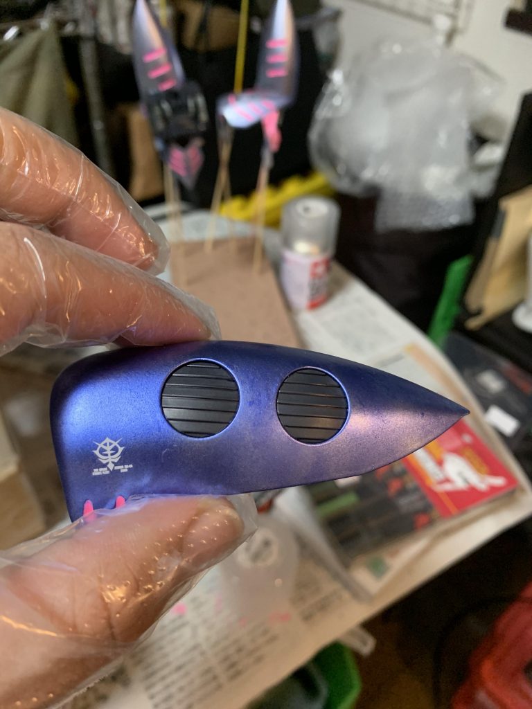 ちなみにはじめは綺麗な青紫でしたが、
トップコートを吹いたら…。