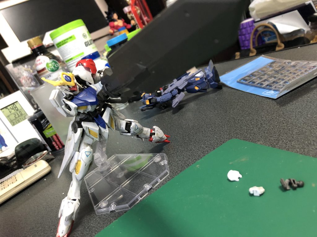 大剣の持つところを削り保持できるようにする