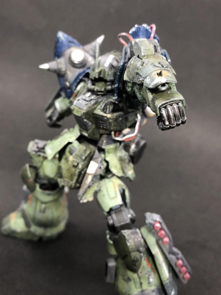 *腕部100mm機関砲*連邦の機体から剥ぎ取ったマガジンを利用。