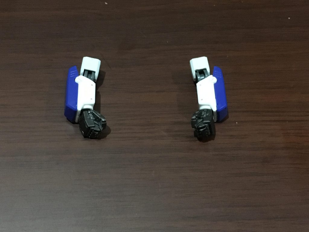 …話が逸れまくってしまいました
このキット唯一の改造箇所です
戦場の絆仕様にするに当たって、両肘関節をボールデンアームアームズの一軸関節に変更、テキトーにでっち上げて完成させました
4年前に作ったガンプラ故、超雑な仕上げ方なのは大目に見てください()