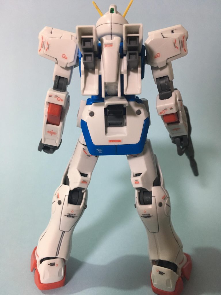 MGのデカールを参考にしながら、 デカールを貼ってます。 素組みだと白色部分が多くのっぺりしてますが、 赤色のデカールを貼ることでアクセントがついていい感じです。