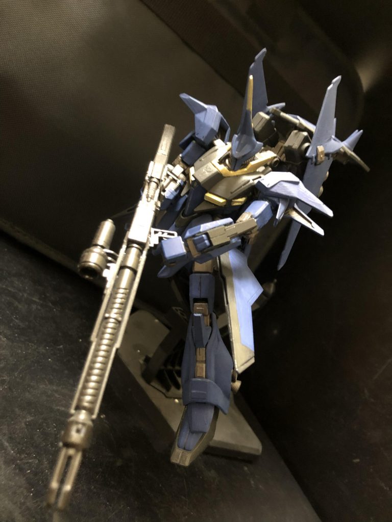 武装
ビーム・スマートガン
Sガンダムのビームスマートガンを模造した物。通常のビームライフルよりも高出力のビームを発射可能。
遠距離からの射撃をメインとしており、本機がヒットアンドウェイを中心とした戦術を展開する機体であるのがわかる。
可変時には、バウ・アバター側に懸架され、主砲として運用される。
マルチパーポス シールド
従来のメガ粒子内臓から、さらに接近戦を想定したシールド。
単なる防御兵装としてのみならず、先端部を折り曲げる事で打撃戦用のナックルモードに、シールドを回転させグリップを展開する事でマシンガンを備えたガンモードへと姿を変える。 
従来のシールドでは、攻撃を受け止めた際に故障する可能性が高く、敵に踏み込まれた際に使用出来ない事が想定される為、ナックルモードで防御と攻撃を同時に行う事が出来る。一見原始的ではあるが、ビームコーティングされた盾をそのまま攻撃に転用する為モーションの隙が無く効果が高い。
なお、従来のシールドは、妖怪パーツ隠しの被害に遭い紛失している。