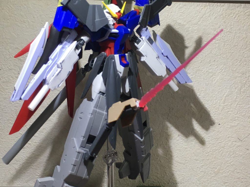 パワードジムカーディガンの武器接続アームにフルシティの腕アーマーを被せフラッシュエッジのビーム発振部を取り付け隠し腕を製作