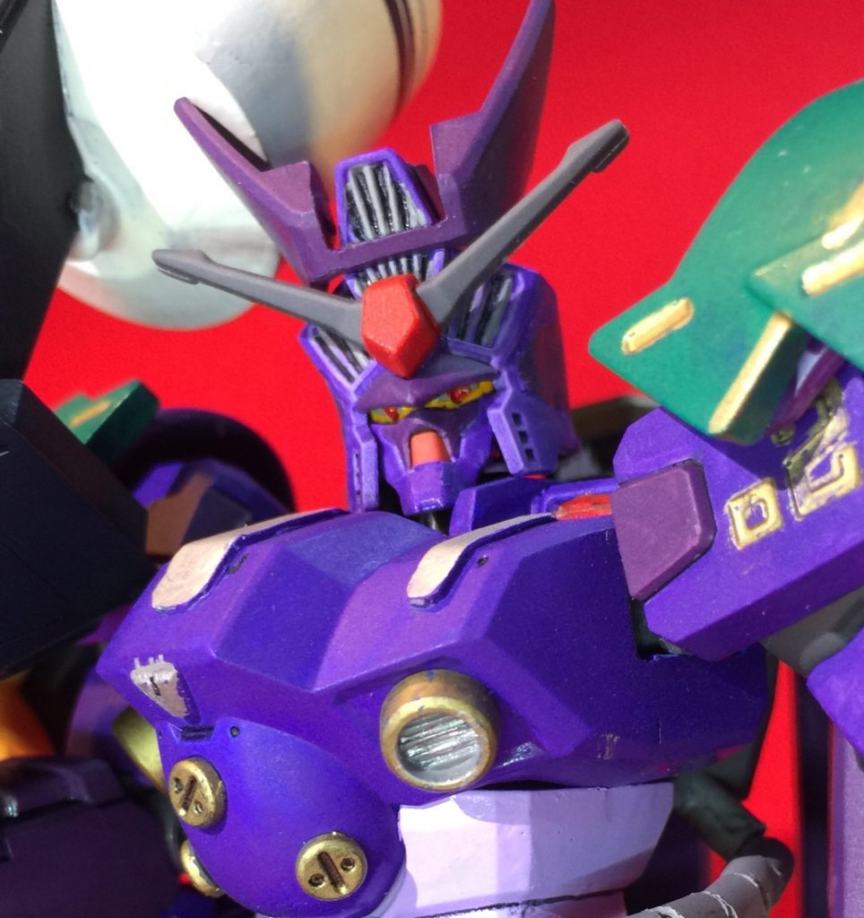 頭部は、バルカンをそぎ落とし、ザクタイプの裾口をつけて、頭の長さが嫌いだったのでいじりました。
胸上にプラ板をチョイと貼り付けました。