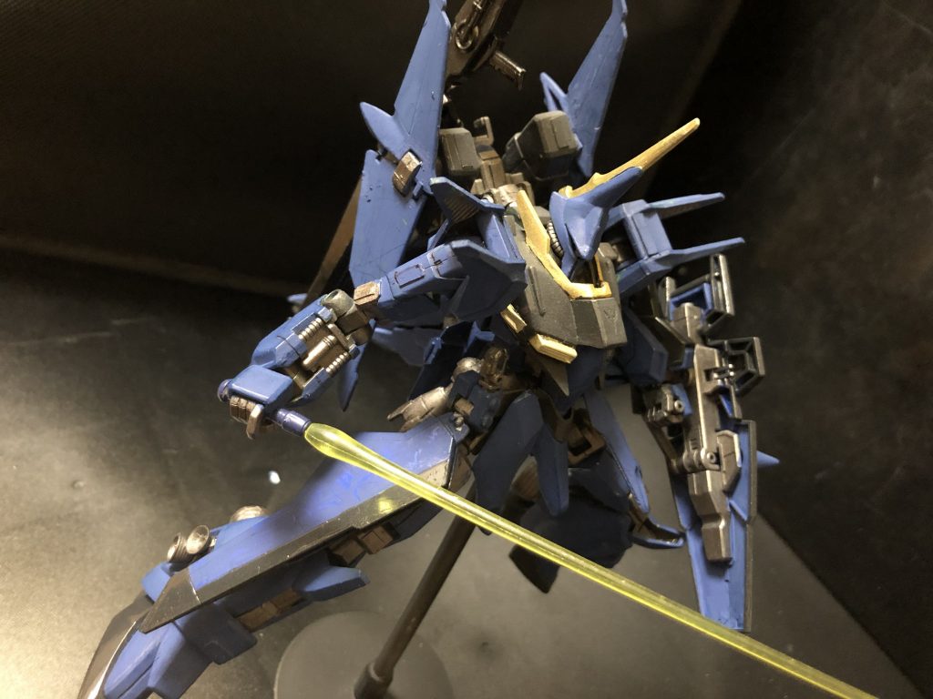 これは、アナハイム・エレクトロニクス社で開発された、Sガンダムに搭載されていた人工知能ALICEの技術のフィールドバックを簡易的に転用したものであり、Sガンダムの改修盤であるSガンダム インプルーヴメントの仕様に酷似している。
なお、Ra-BITシステムのネーミングはSガンダムの搭載A・IであるALICEにかけた物であり、水面下で同じ技術者が関与している事が示唆されている。
また、空力性能を向上する事でサブフライトシステムを使用せずとも、可変機状態での空中での運用が可能である。