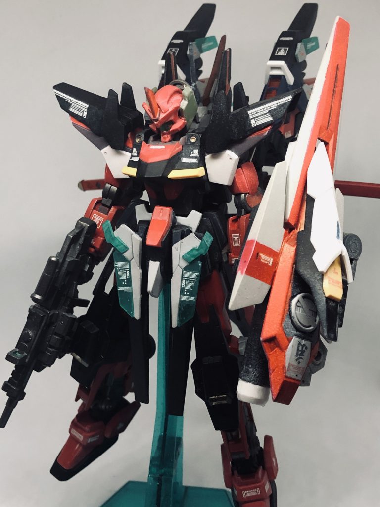 全体図。
サイコフレームの搭載によりセンサー類の強化を測っている。
その他、近接戦闘と索敵、通信に特化した機体。