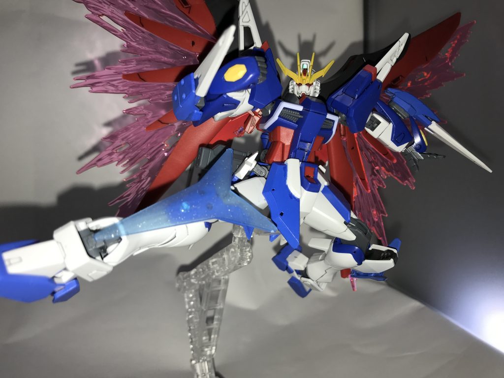 脚部にもダブルオースカイからパーツを持ってきているのでビームシールドを展開可能です。かつてインフィニットジャスティスにやられた攻撃への対策でもあります。