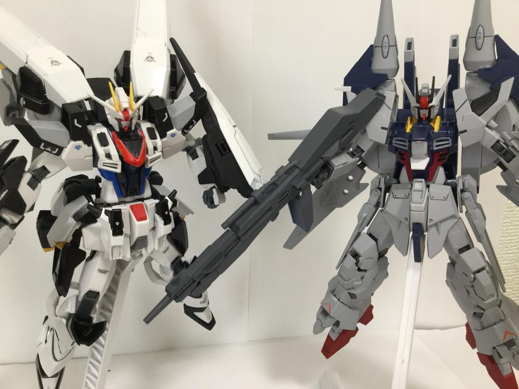 アメイジングプロヴィデンスとのツーショット
ライバル同士の機体という設定