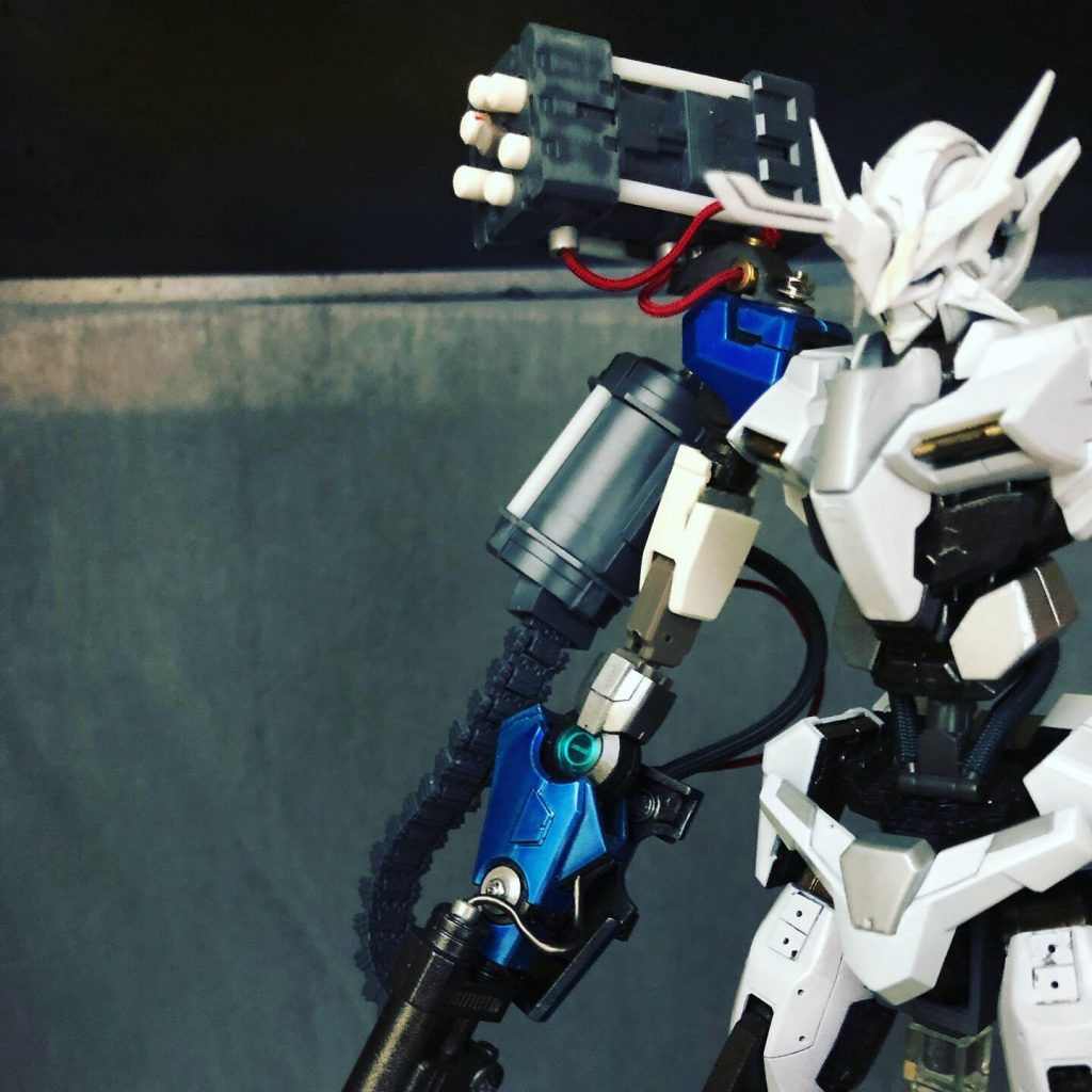 顔は頑張ってパテを盛っては削り、盛っては削りを繰り返し、何とか今の形に持ってきました。
そして模型屋で見つけた何だかごちゃごちゃカッコ良さげなパーツを右腕に詰め込みました。
ミサイルポッドは、ふさがっていた部分を穴あけし、ランナーを切って装填しました。
貧乏モデラーにとってパーツランナーは補修、改造、ディテールアップと何でも使える万能アイテム!