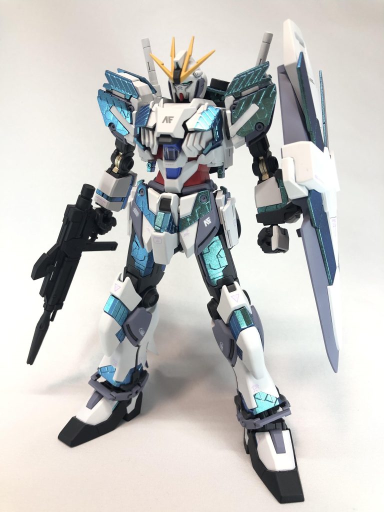 ホワイト部は、青色が反射していることを考えてトーンを落としています。また、ライトグレー部はパープル寄りにしています。