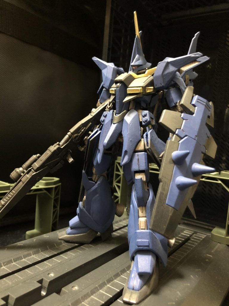 本機は、アナハイム・エレクトロニクス社の『Z計画』に携わっていた、旧公国系の技術者が開発を主導したとも言われており、所々の形状がΖガンダムに酷似している。 
最大の特徴は、飛行形態において機体の上下を分離して運用ができることである。 
当初は機体制御に複数のパイロットを搭乗させる案や、バウ・ナッターを遠隔操作で運用する案も上がっていたが、アクシズの人員不足やミノフスキー粒子散布下での制御困難から一時は可変機構を排して士官専用機として改修された経緯を持つ。