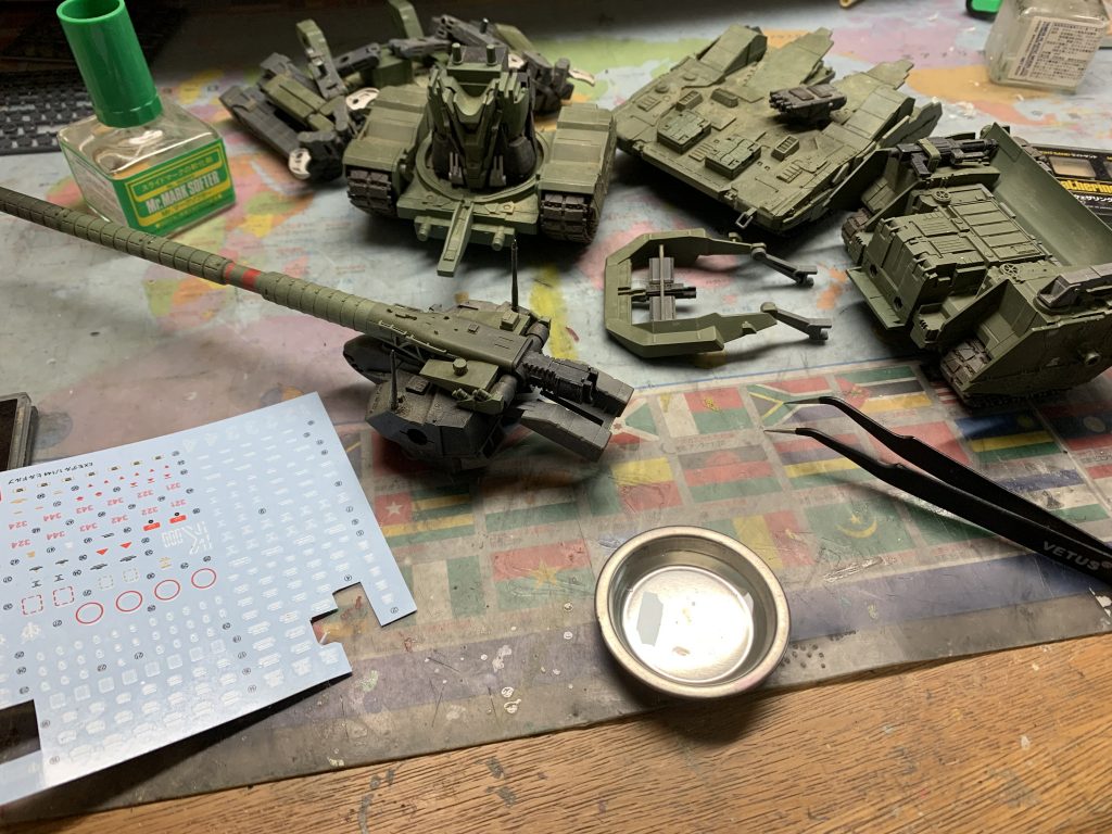 デカール貼り中