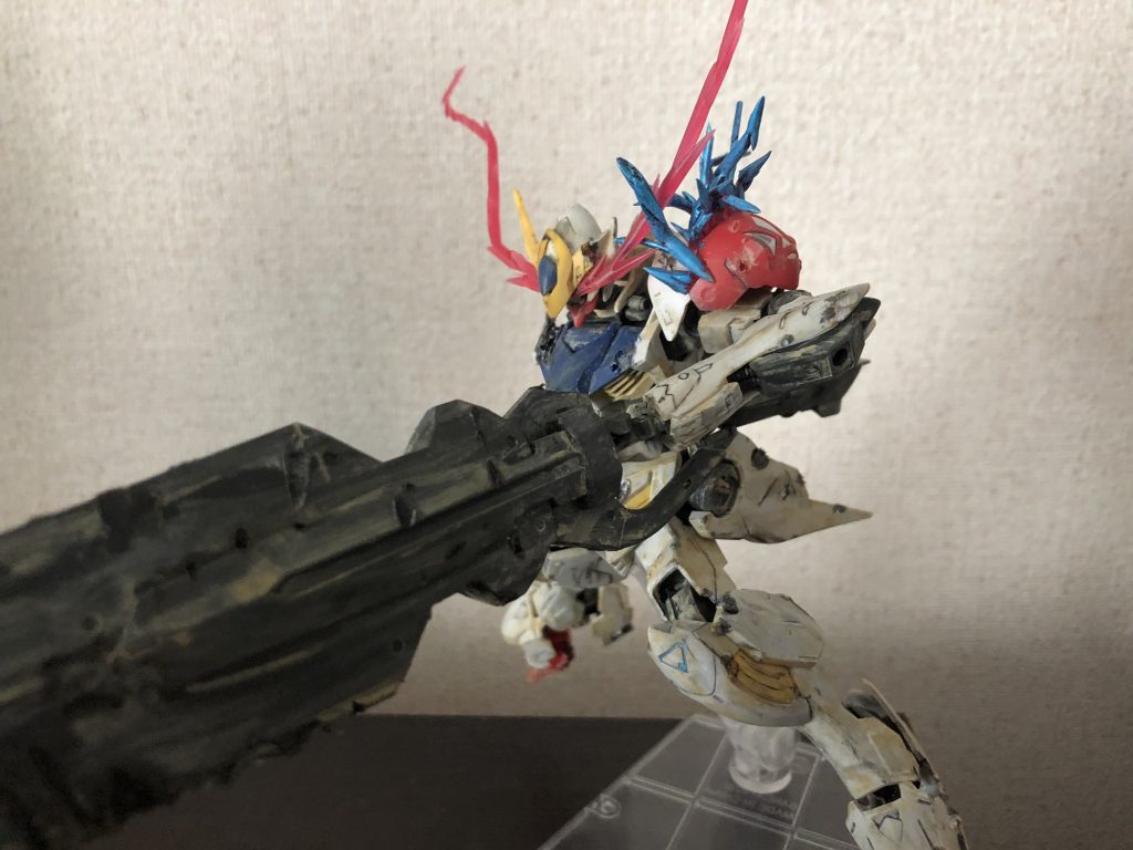 肩の炎はビームサーベルを使用