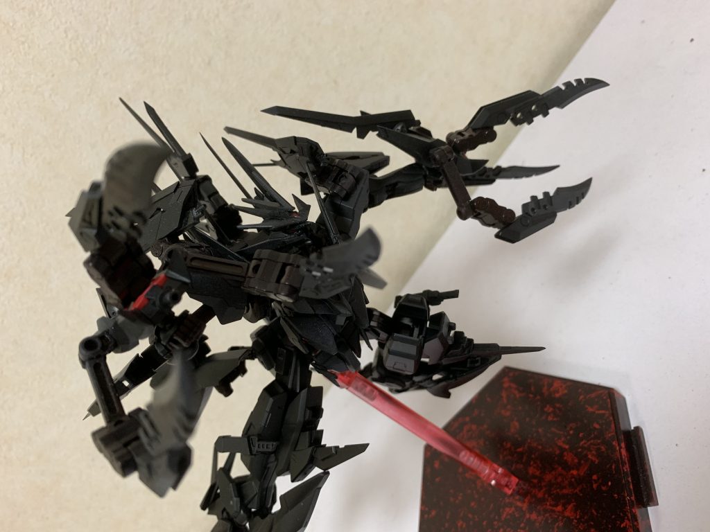 虐殺兵装『絶殺ノ死爪(ぜっさつのしづめ)』
ガンダムベスティア用の虐殺兵装。
封印ノ刻状態では、ナックル状から獣の爪と思わせる大型クローに変わり超振動破壊兵器となる。
また、ビーム砲が搭載され、クローで敵を捕えてゼロ距離射撃が可能。