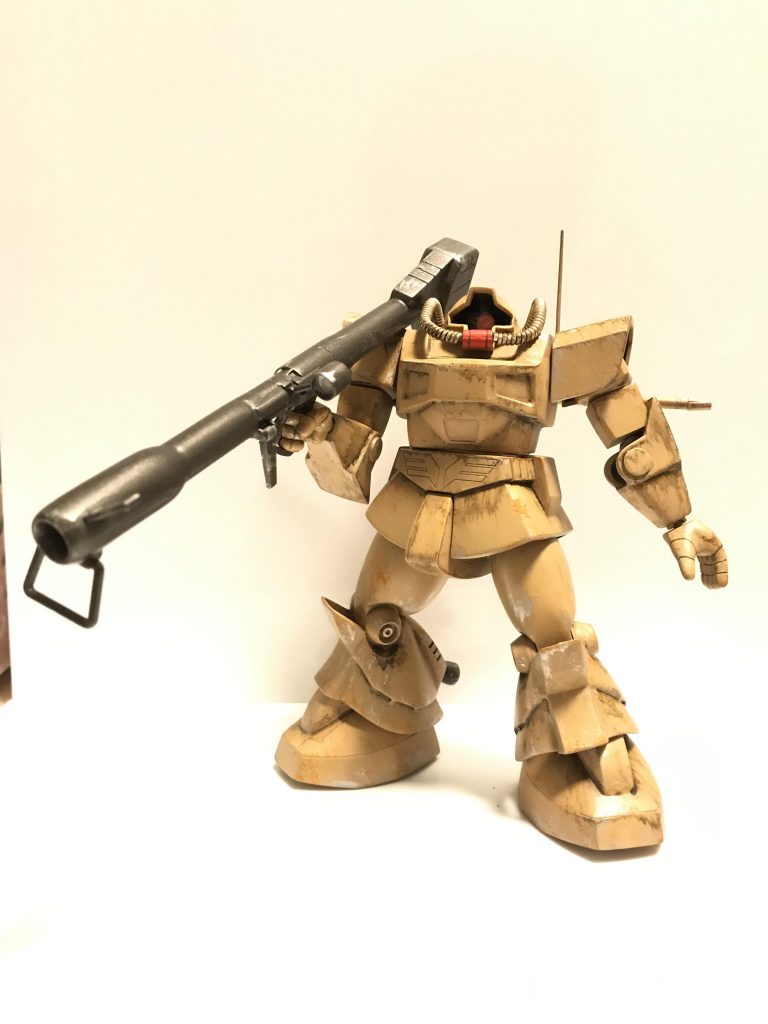 ドムと言えばジャイアントバス。
肩に担いで構えられるように二重関節に変更してます。