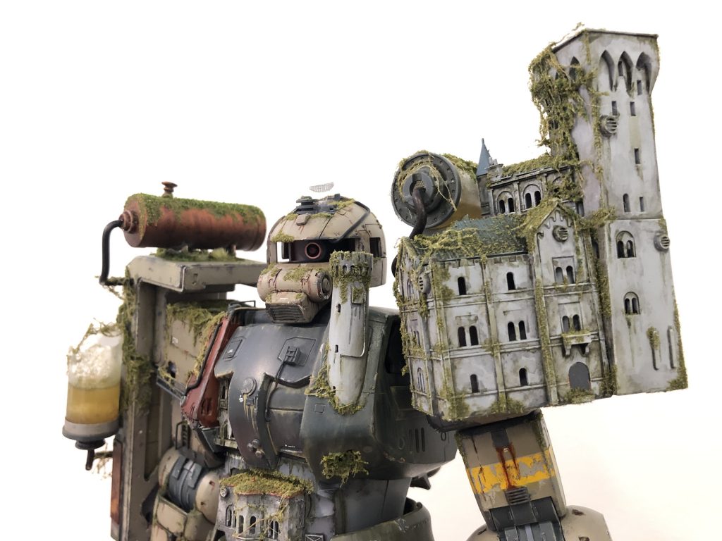 Combined castle part with Zaku, added water tank and oil tank as life necessities.