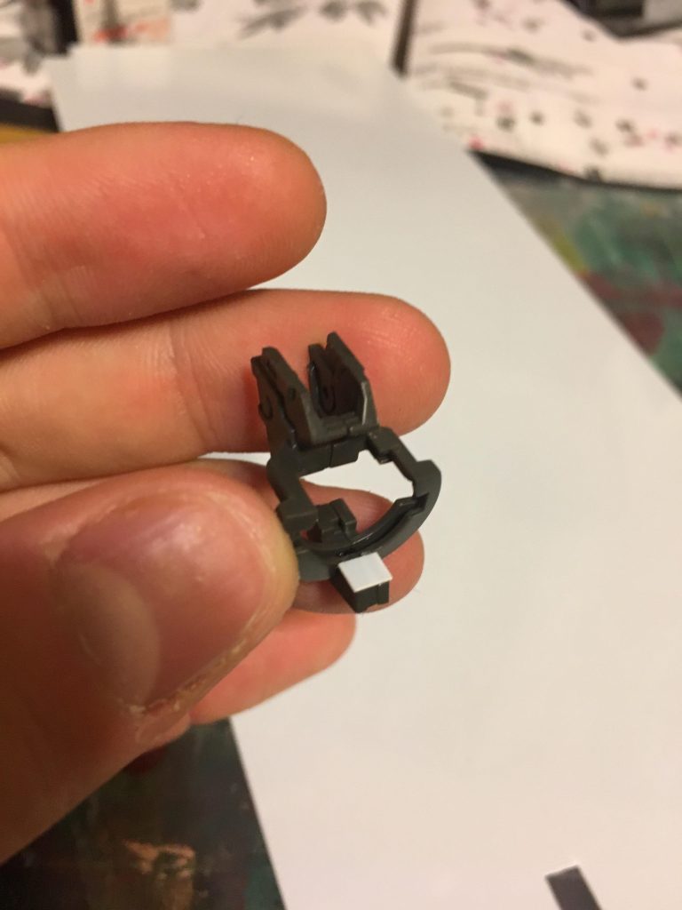 加工は特に大きなことはしてませんがリボルビングランチャーをはめる部分にプラ板を敷きはめた時落ちにくくしました。なんか僕のやつ緩かったんですよね