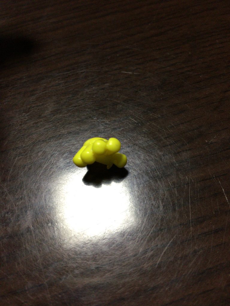 右手は、ヒートロッドを持たせようと、指を切断し、少し握った手にしました。