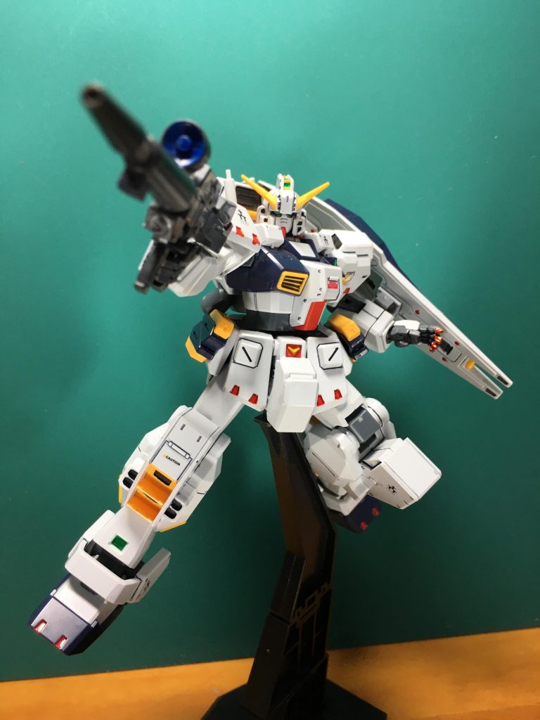 　システムウェポン003から、ゼフィランサスの使用したビーム・ライフルを流用。「ティターンズの旗の下に」の時期的にこれがあっても不思議でない気がします。キット付属の手首では持てないので、角度付き持ち手を別途使用しています。