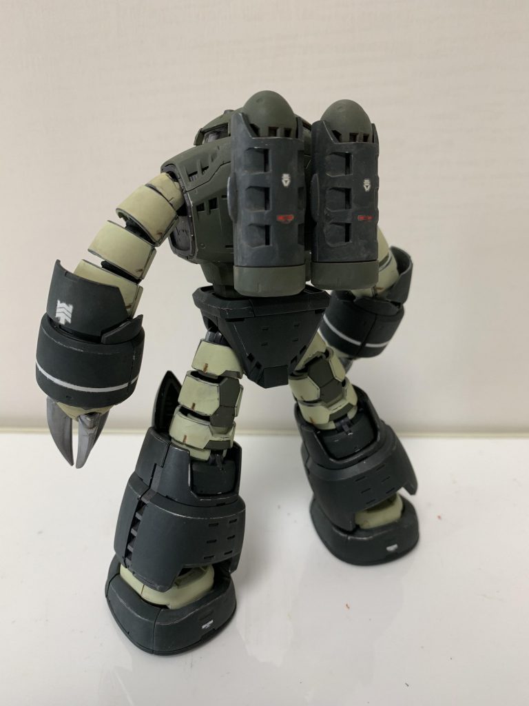 所々にチッピングを入れたあとに、水性ペンで墨入れとデカール貼りをし、つや消しでコーティング、
その上からウェザリングカラーのグレイッシュブラウンで全体を軽くウォッシング、
背面タンクは給排水してるだろうってことでやや濃いめにウォッシングしました。
今回は情報量はあまり増やさずほどほどにしてます。