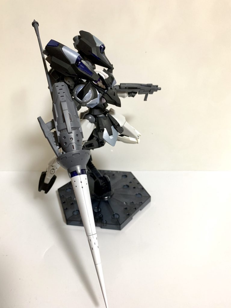 #バックパック可動#
本機のもうひとつの目玉となるバックパックの可動です。太陽炉を覆うように装備された2基のGNフィールド発生装置が様々な方向に可動します。
GNフィールドを纏いながら高速突撃できるわけです!!