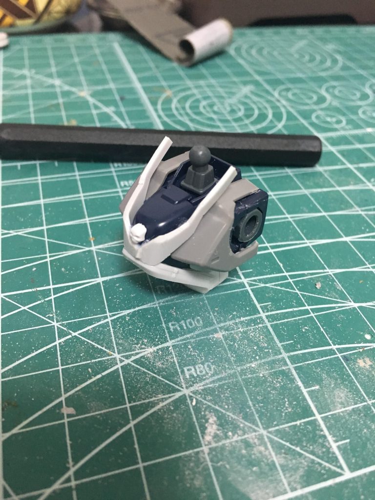 胴体はX1にGN-Xの胴体を貼り付けています。骨はGN-Xの膝裏アーマーを切り取ってランナーで肉付けしました。