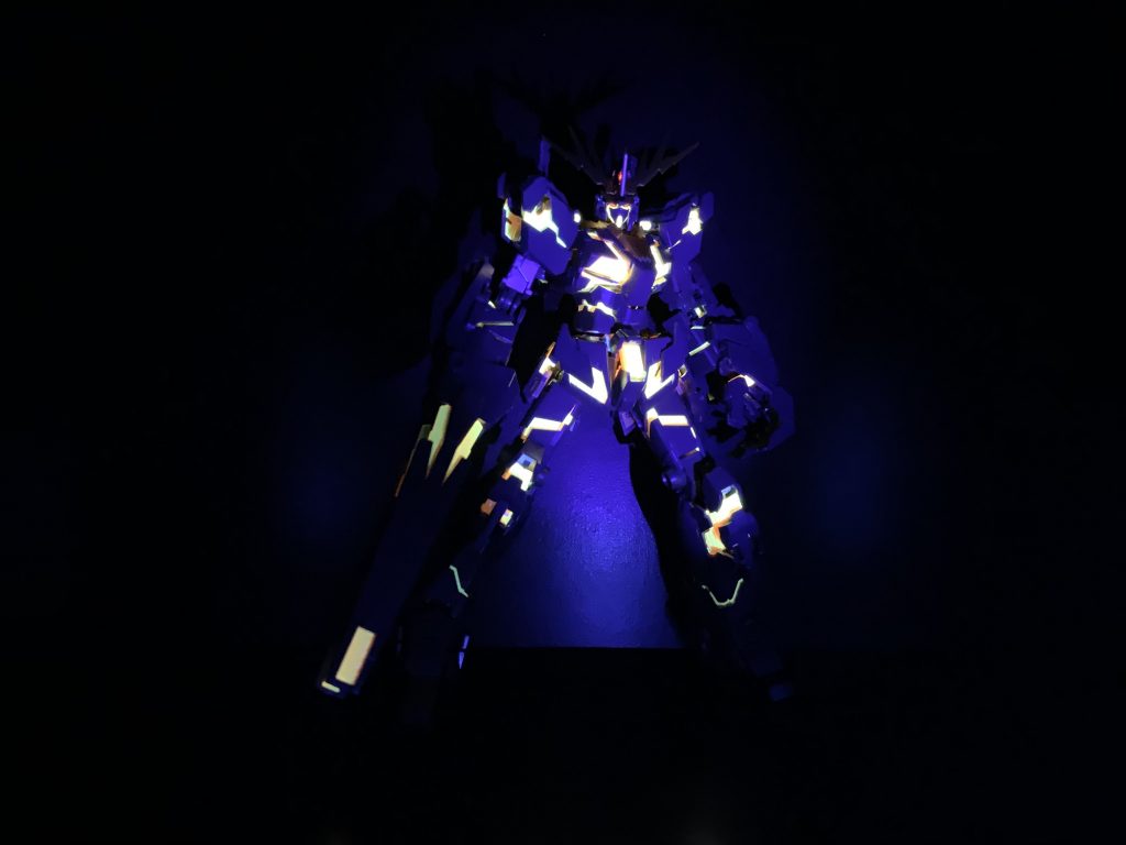 サイコフレームは蛍光塗料で塗装してあるのでブラックライトに反応します