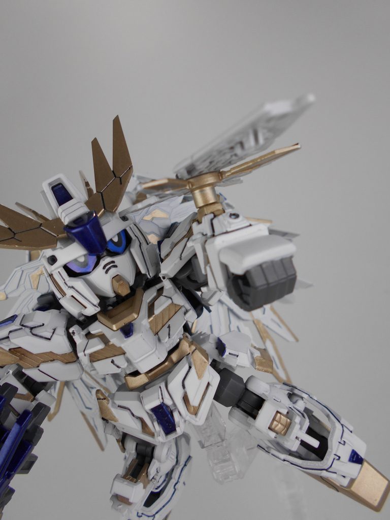 腕部ビームガン・「ガンウィグ」。腕部にビーム発射口を追加し、ビームガンを使えるようにしました。「デストウィーグ」とは違い、小回りの効く装備です。
ガンウィーは英語で「銃」、「翼」を組み合わせた造語です。