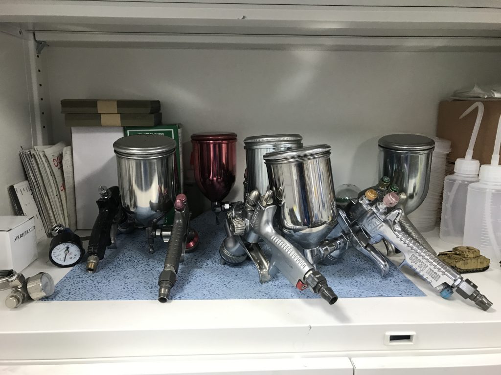 関係ない写真ですみません…。
仕事では毎日コレを使ってますが、
プラモじゃ スプレーガンやエアブラシは
ほぼ使いません(^_^;)
洗浄が辛くて…。
ウェザリングマスター万歳です!