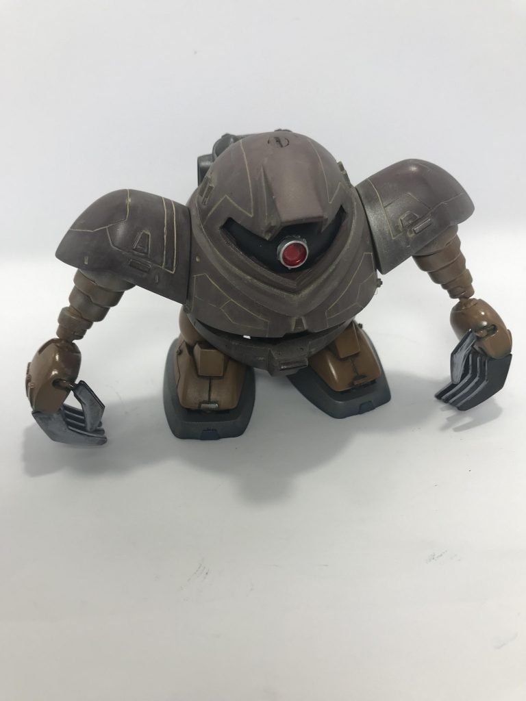 肩のスジ彫りを左右非対称に！ツメはメタル感を出して仕上げました。