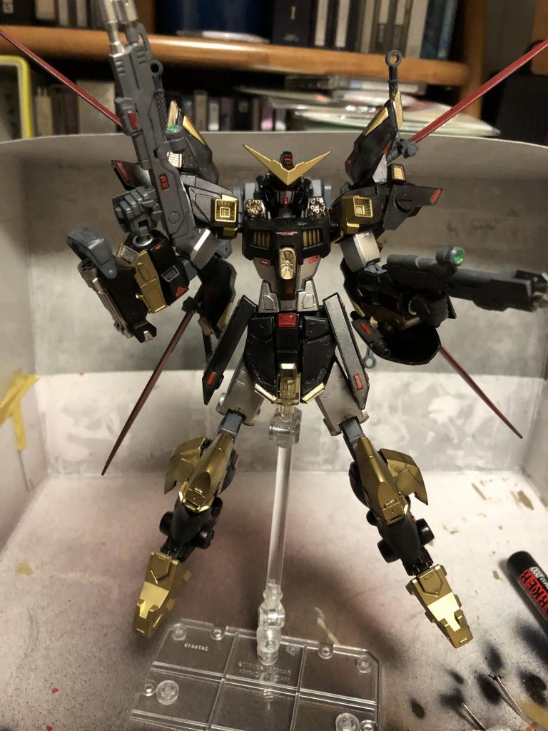 ## 塗装
某ナイトメアフレームっぽい色合いに。
もともと[前作](https://gumpla.jp/hg/201696)をこの色にしようとしていた。
またアセンションの脚が変わったのはこいつのせい

塗装はガンダムマーカーエアブラシ
ブラック(メイン色)
シャインシルバー(バーニアや二の腕、太ももなど)
ゴールド(差し色)
グレー(関節など)
レッド(目)
メタレッド(ヒートソード)
など
トップコートは光沢。