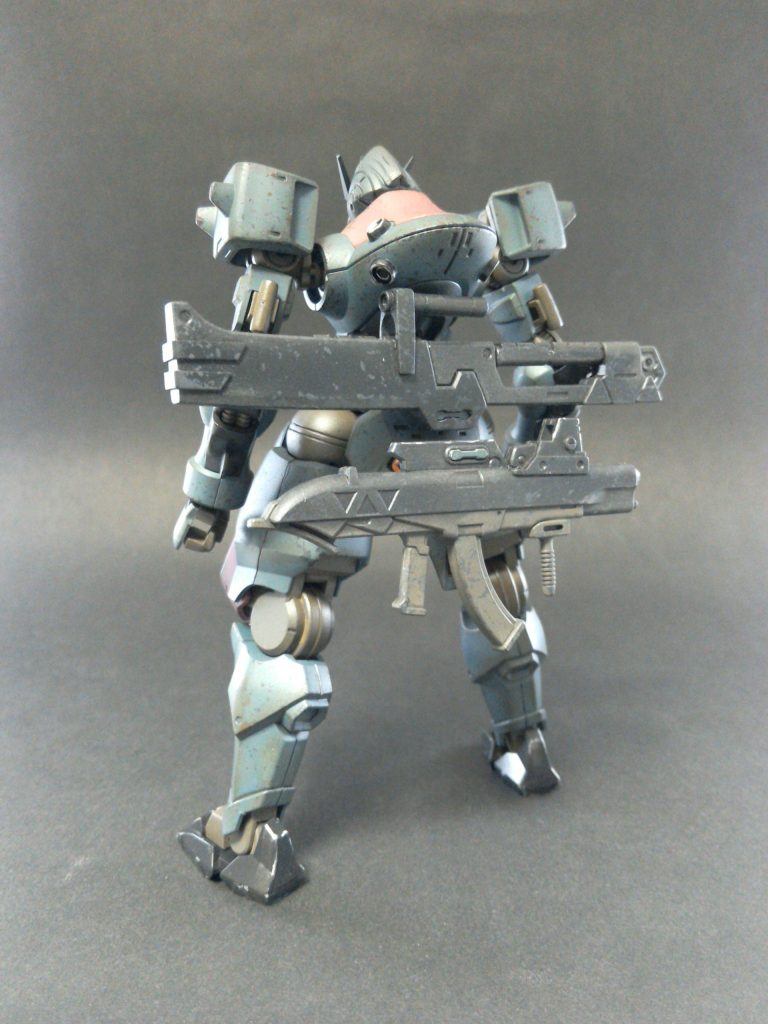 武器は背面にマウント
百錬のブレードとライフルをデコってます