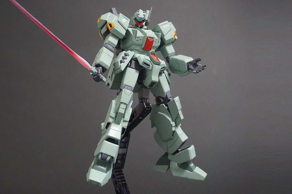 ビームサーベルを構えて