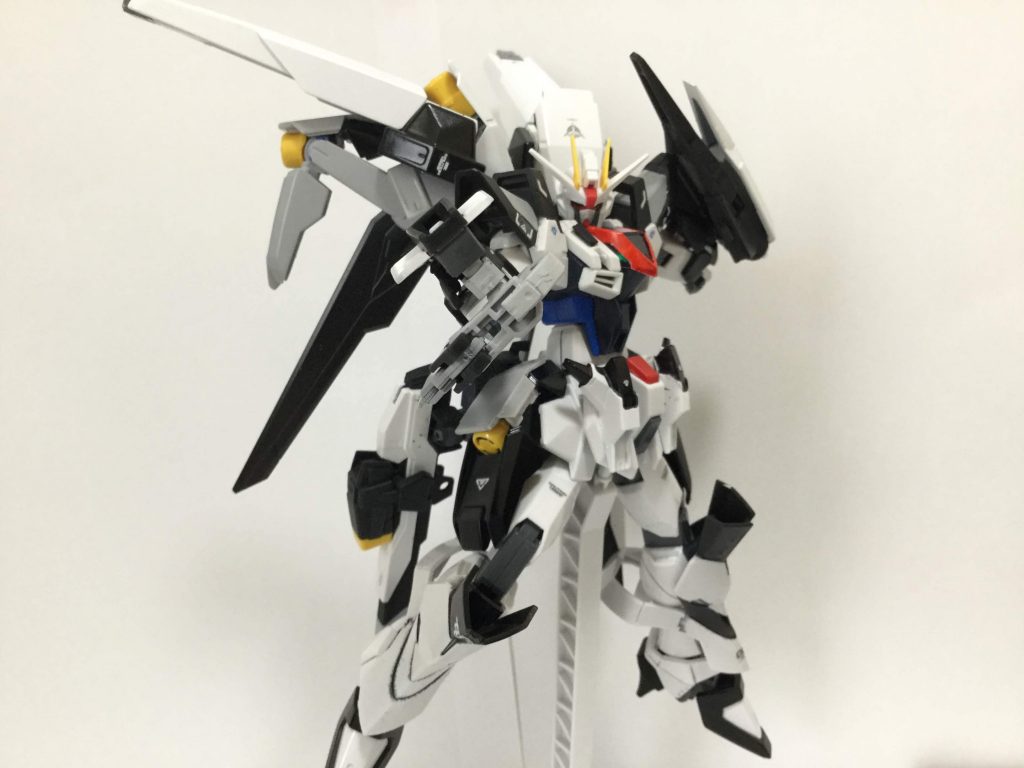 戦闘中は常にハイマットモード
スピードに重点を置いた機体のため、機体の各所にブースターが設けられている