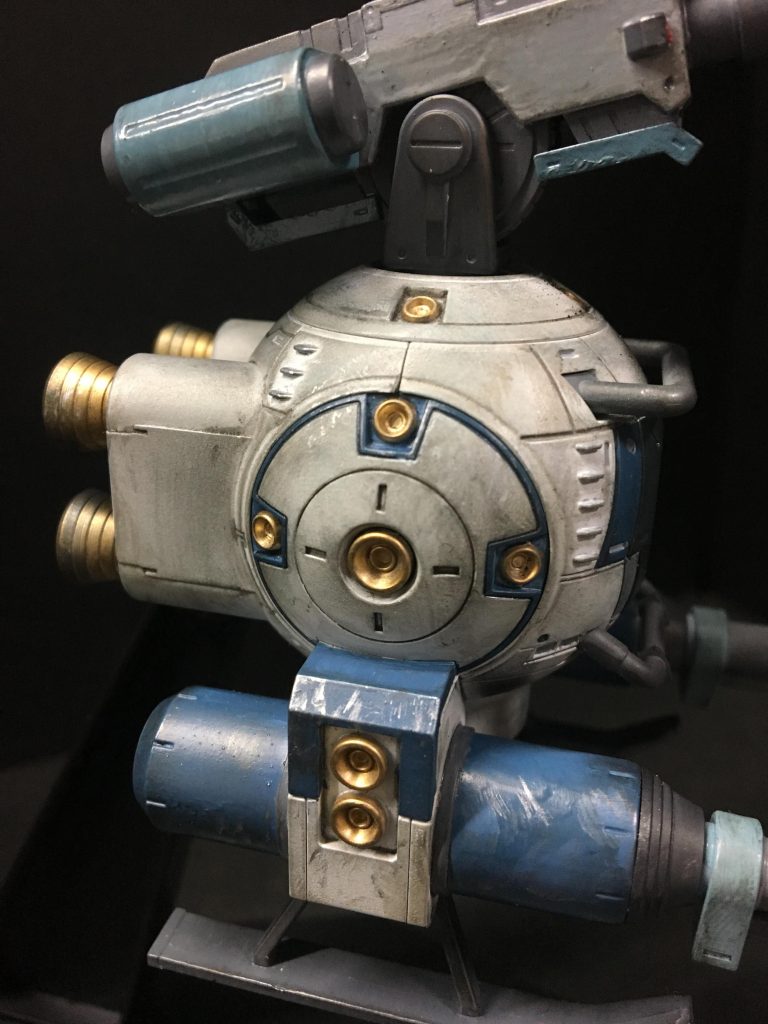 機体側面
バーニアはゴールドでラインはミディアムブルーで筆塗りしました!