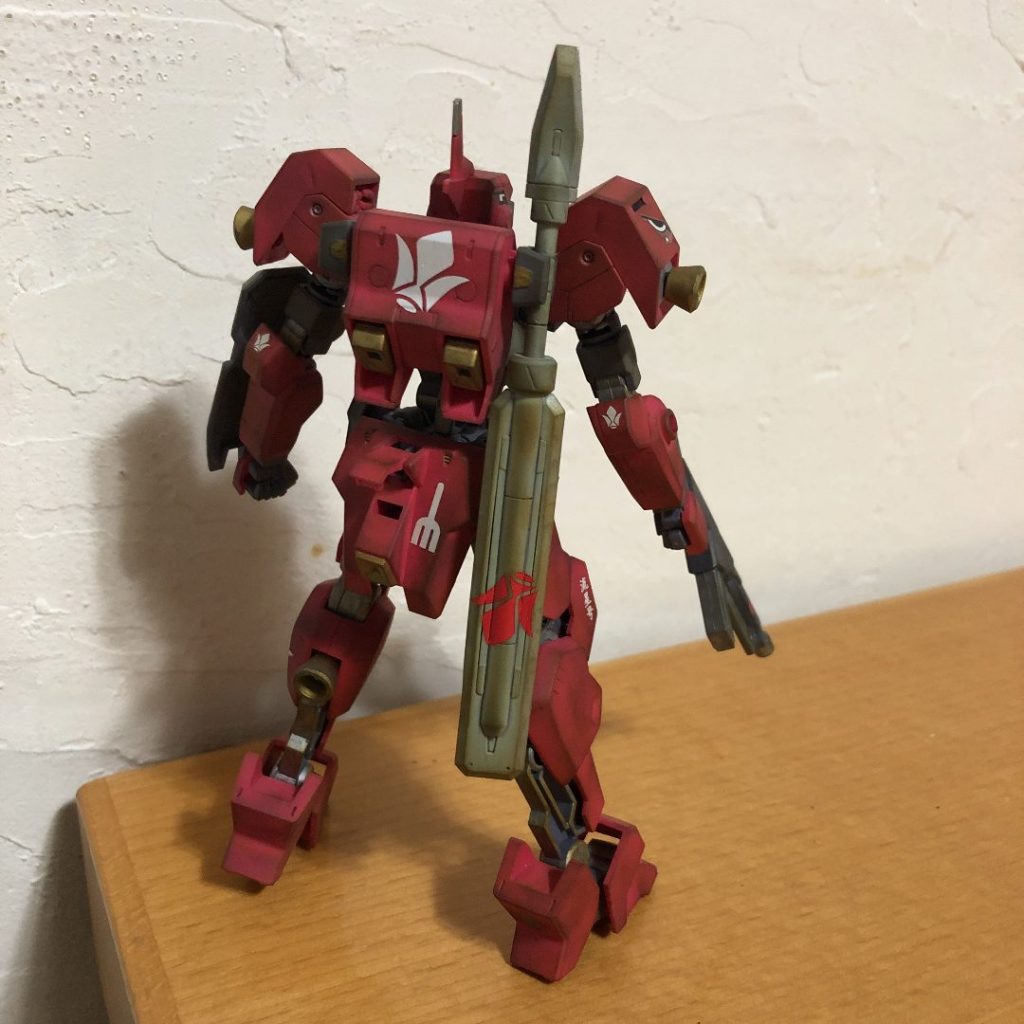 背中もデカール増し増し。