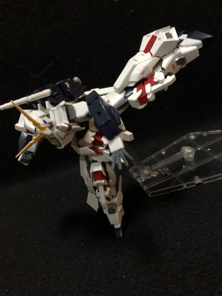 かなりゴテゴテしていますが、元キットの可動範囲が優秀なので、よく動きます。