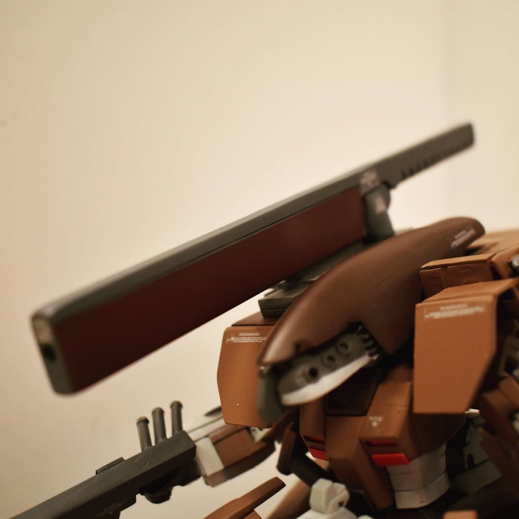 肩部レールガンは後部ジェネレータからの余剰電力を利用する事によって使用される。