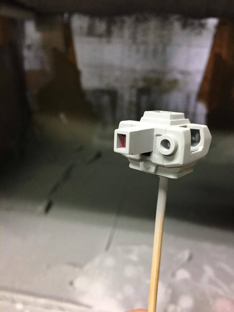 ランス懸架用パーツの接続部がマントパーツにあったのですが、今回はマントを自作する都合上使えないため胴体の方に接続部を設けました。