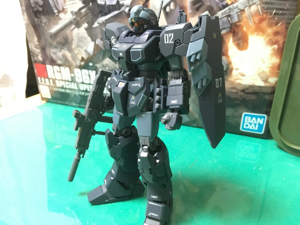 フロントビュー
アームに繋がったシールドが良い感じです。