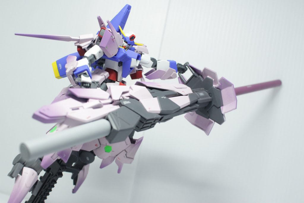 武装はこれ一本のみです。ビームサーベルもありません。
２つのグリップの距離も結構ギリギリにしたのでポージングのバリエーションも少し乏しいですが、その分一撃にロマンが詰まってるのです。