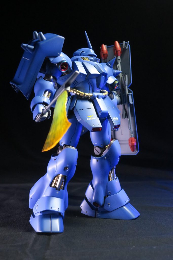 ビームサーベルなどのクリアパーツは、クリアホワイトとクリアオレンジでグラデーションをかけ、パールでコートしました。