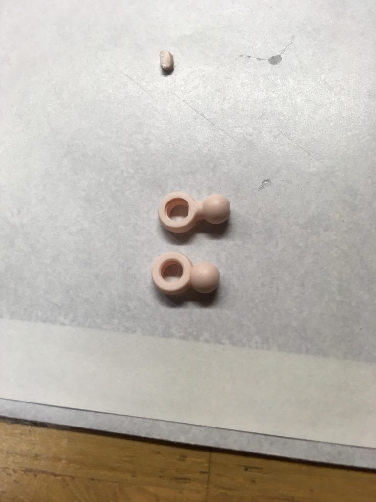 稼動も考えてのことでしょうけど肩の軸が長くて気になる。って事で詰めました。